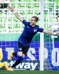 柏林赫塔球迷横幅致敬传奇队长  