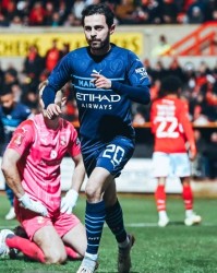  曼城B席倒钩破门当选年度最佳  