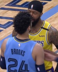  灰熊新秀单场二十八篮板创纪录  