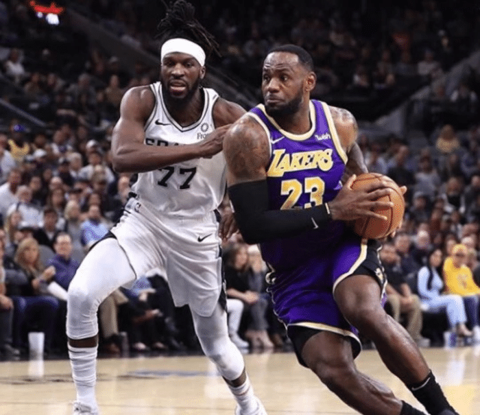  詹姆斯三双助湖人险胜马刺  