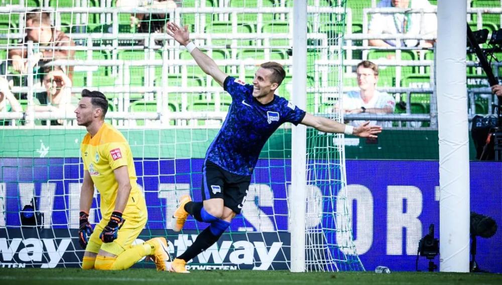 柏林赫塔球迷横幅致敬传奇队长  