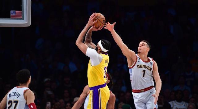  詹姆斯伤退，湖人惨遭太阳横扫  