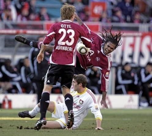 拜仁旧将反戈一击助弱旅爆冷抢分  